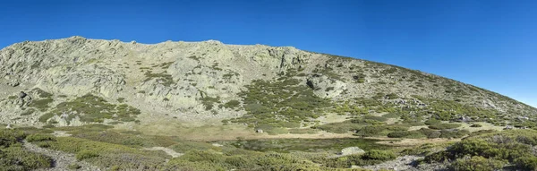 Κρυσταλλικό λιμνοθάλασσα δίπλα από το Pico del Nevero (κορυφή Snowfield, 2.209 μέτρα) — Φωτογραφία Αρχείου