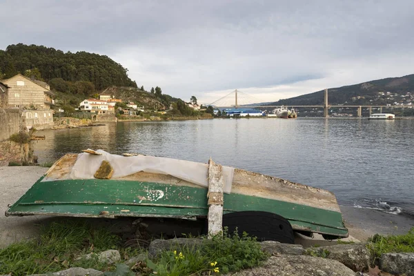 Gammal fiskebåt strandad vid Vigos mynning — Stockfoto