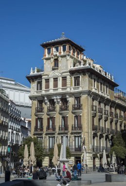 Ramales Meydanı ' nda güneşli bir Pazar Mahallesi Madrid de los Austrias (Habsburglar Madrid), Madrid, İspanya'da, 13 Mart 2016 üzerinde bilinen.