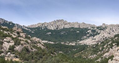 La Pedriza Giner de los Rios sığınma, Guadarrama Dağları Milli Parkı, il, Madrid, İspanya'dan sayısı. Gördün mü Las Torres (The Towers), Las Buitreras (Akbaba) ve El Pajaro (kuş) doruklarına olabilir
