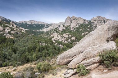 La Pedriza Giner de los Rios sığınma, Guadarrama Dağları Milli Parkı, il, Madrid, İspanya'dan sayısı. Gördün mü Las Torres (The Towers), Las Buitreras (Akbaba) ve El Pajaro (kuş) doruklarına olabilir