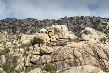 Granit kaya oluşumları La Pedriza, Guadarrama Dağları Milli Parkı, ili, Madrid, İspanya