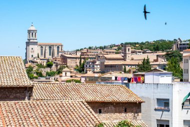 Girona katedralinin renkli bir manzarası ve bu şehrin manzarası..