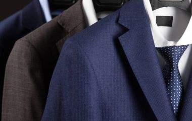 Satırda asılı erkek takım elbise