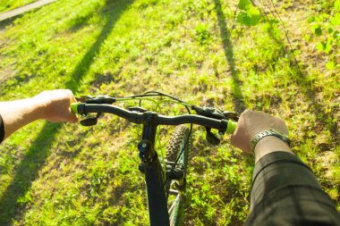 Bisiklet gidon ellerde