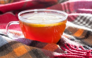 Limonlu sıcak çay.