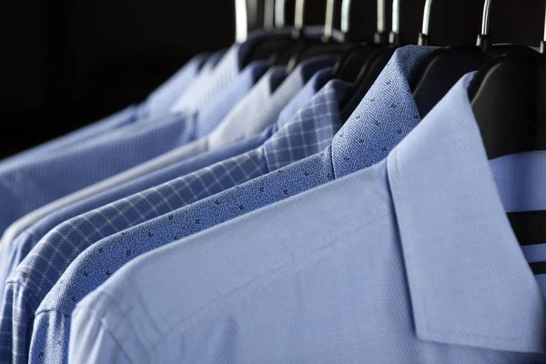 Camisas masculinas colgando en fila — Foto de Stock