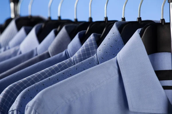 Mannelijke shirts opknoping in rij — Stockfoto