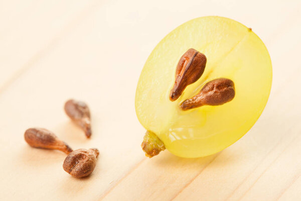 Женщина-повар держит булавку
 