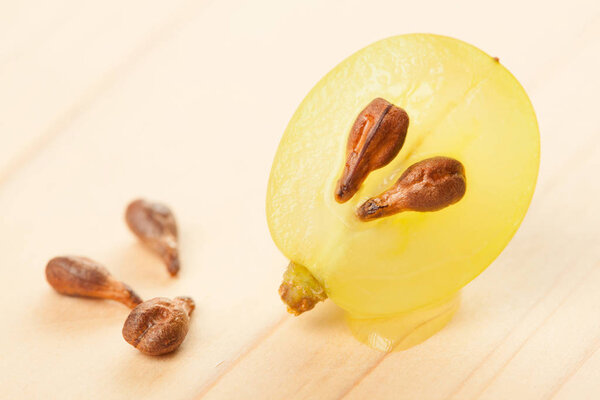 Женщина-повар держит булавку
 