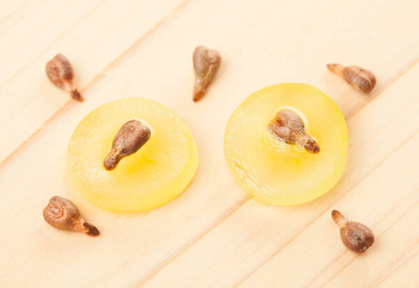 Женщина-повар держит булавку
 