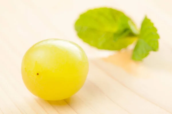 Druiven- en mint blad — Stockfoto