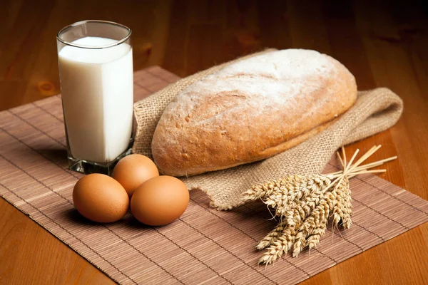 Jaja z chleba i szklankę mleka — Zdjęcie stockowe