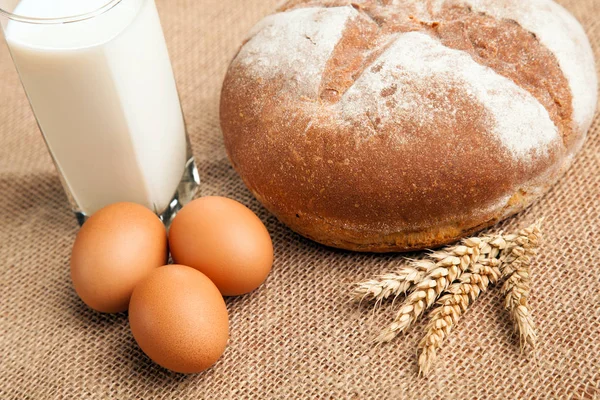 Eggs with bread and glass of milk — Stock Photo, Image