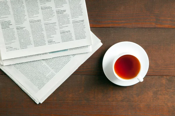 Gazeteler ve çay — Stok fotoğraf