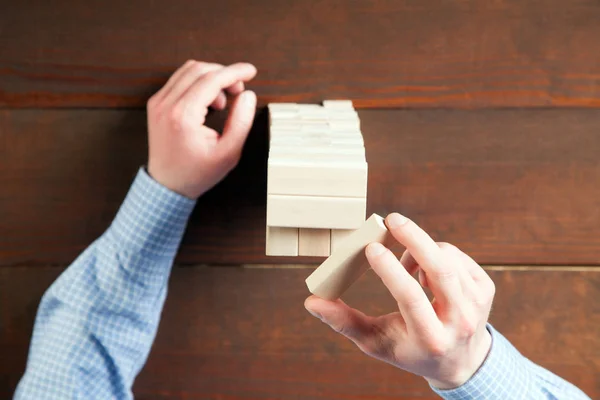 男性の手で木製のブロックを構築 — ストック写真