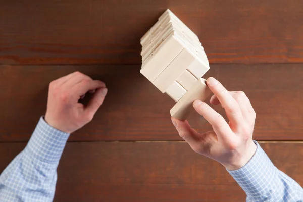 Mani maschili costruzione con blocchi di legno — Foto Stock