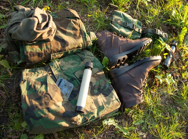 Roupas militares e pertences de soldados — Fotografia de Stock