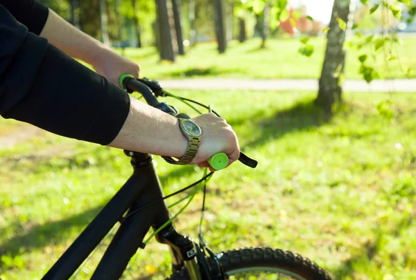 Mãos no guidão da bicicleta — Fotografia de Stock