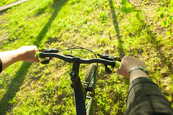 Ręce na kierownicy roweru — Zdjęcie stockowe