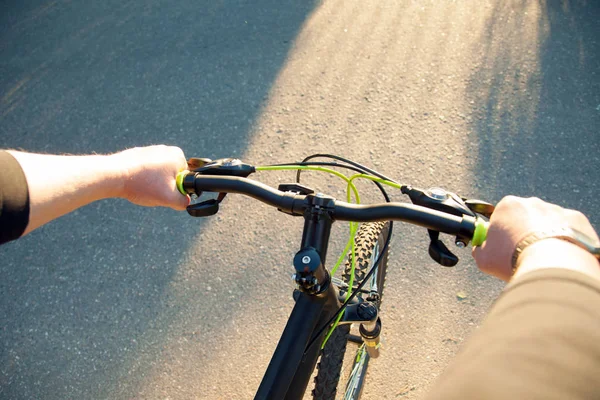 Ręce na kierownicy roweru — Zdjęcie stockowe