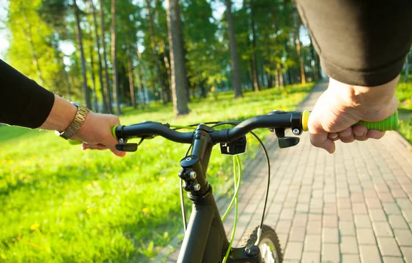 Händer på cykel styret — Stockfoto