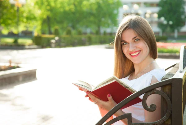 Smling meisje met boek — Stockfoto