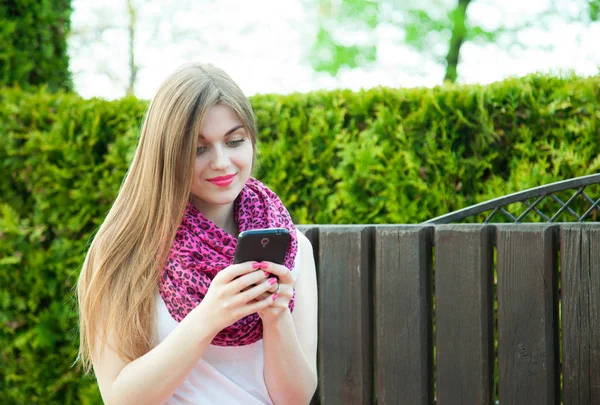 Mujer usando smartphone — Foto de Stock