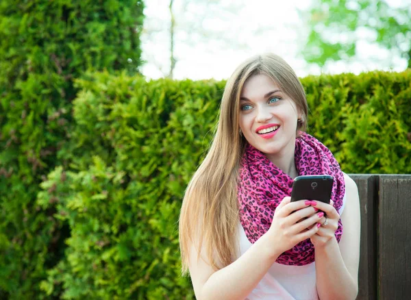 Kvinna med hjälp av smartphone — Stockfoto