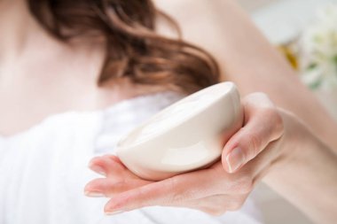 Kadın holding kase maskesi