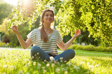 Yoga Çalışan Genç Kadın