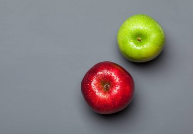 Olgun yeşil ve Kırmızı elma