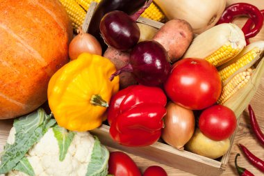 Kutusunda farklı taze sebze