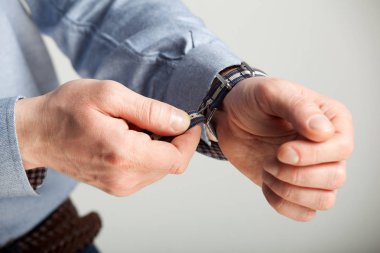 Erkek kol saati belirli bir konuma geçirme