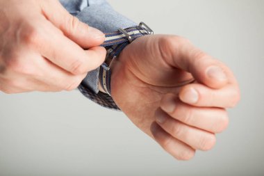 Erkek kol saati belirli bir konuma geçirme