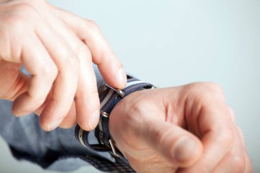 Erkek kol saati belirli bir konuma geçirme