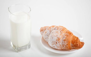 bardak süt ve kruvasan 