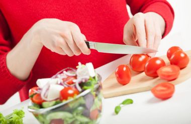 Kadın salata yapıyor.