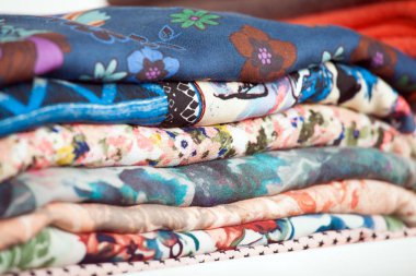 Yığılmış giysi parçası