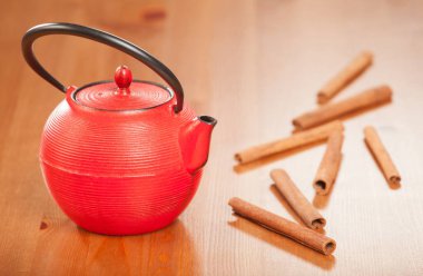 Kırmızı çaydanlık ve tarçın ile kase