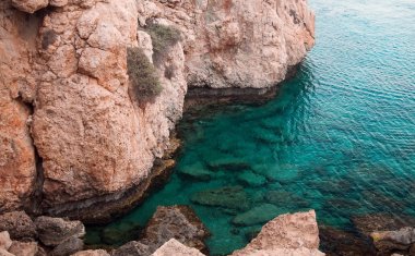 Masmavi su ile kayalık lagoon