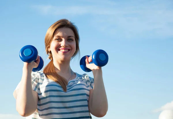 Dumbbells ile gülümseyen kadın — Stok fotoğraf