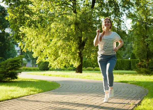 Žena jogging v parku — Stock fotografie