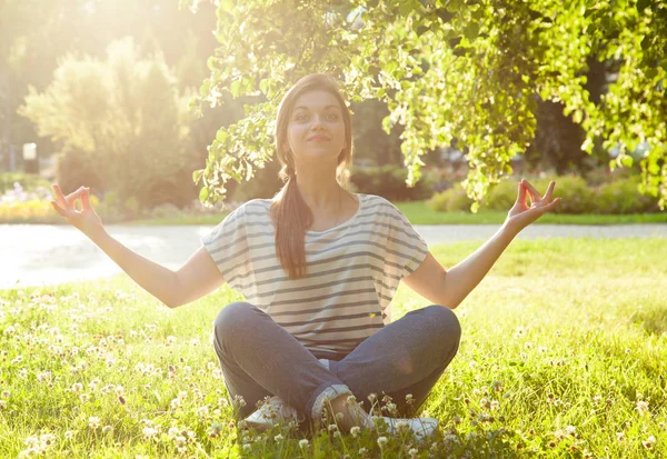 Jeune femme pratiquant le yoga — Photo