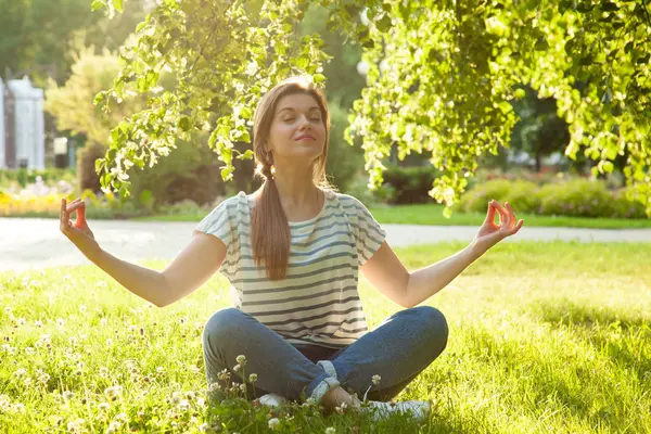 Yoga Çalışan Genç Kadın