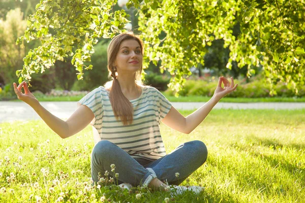 Yoga Çalışan Genç Kadın