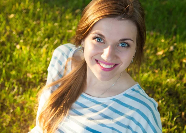 Beautiful smiling young woman — Stock Photo, Image