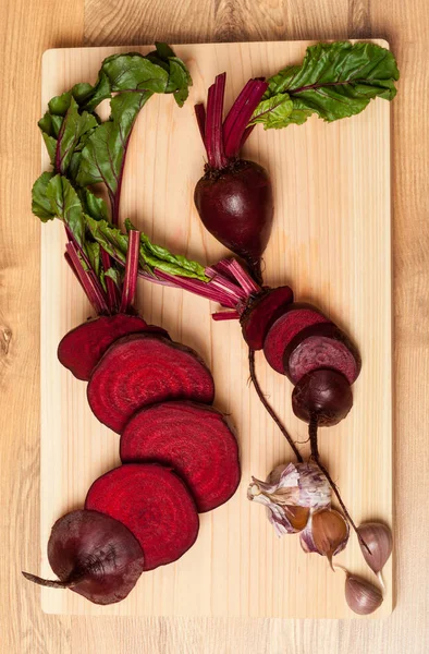 Kırmızı beetroots ve sarımsak 