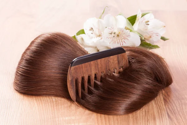 Hair flowers and wooden comb — Stock Photo, Image