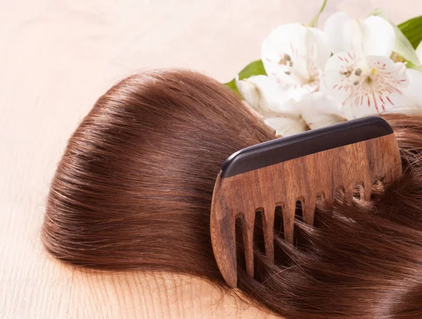 Flores para el cabello y peine de madera —  Fotos de Stock